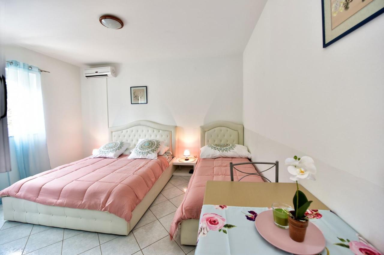 Apartments House Anna For Max 13 Persons In Porec, Pet Friendly 外观 照片