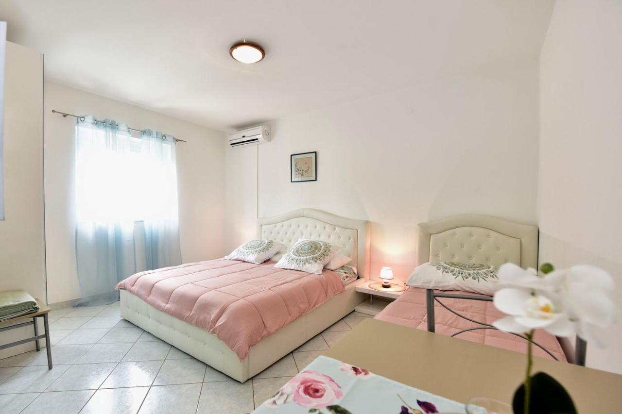 Apartments House Anna For Max 13 Persons In Porec, Pet Friendly 外观 照片
