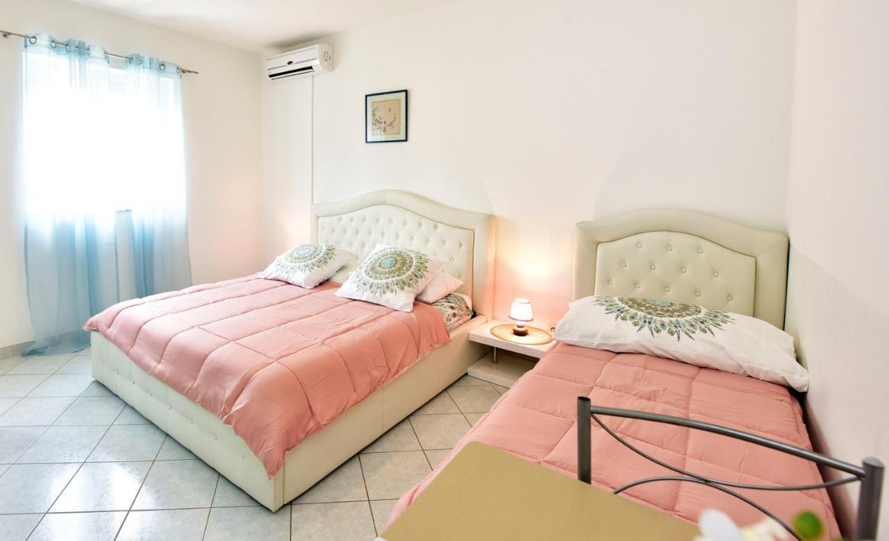 Apartments House Anna For Max 13 Persons In Porec, Pet Friendly 外观 照片